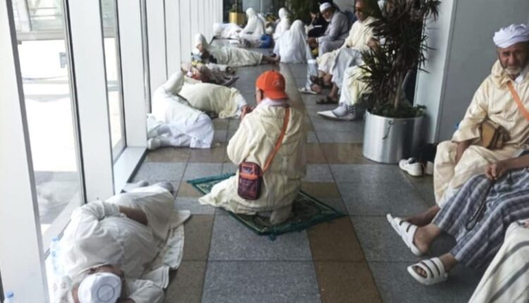 معتمراً مغربياً عالقون بمطار جدة