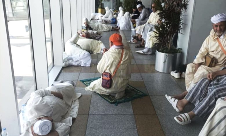 معتمرون مغاربة عالقون في مطار جدة الدولي معتمرون مغاربة عالقون في مطار جدة الدولي