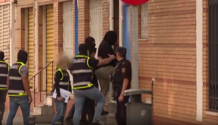 ضبط مغربي بحوزة أسلحة ومخدرات في مليلية