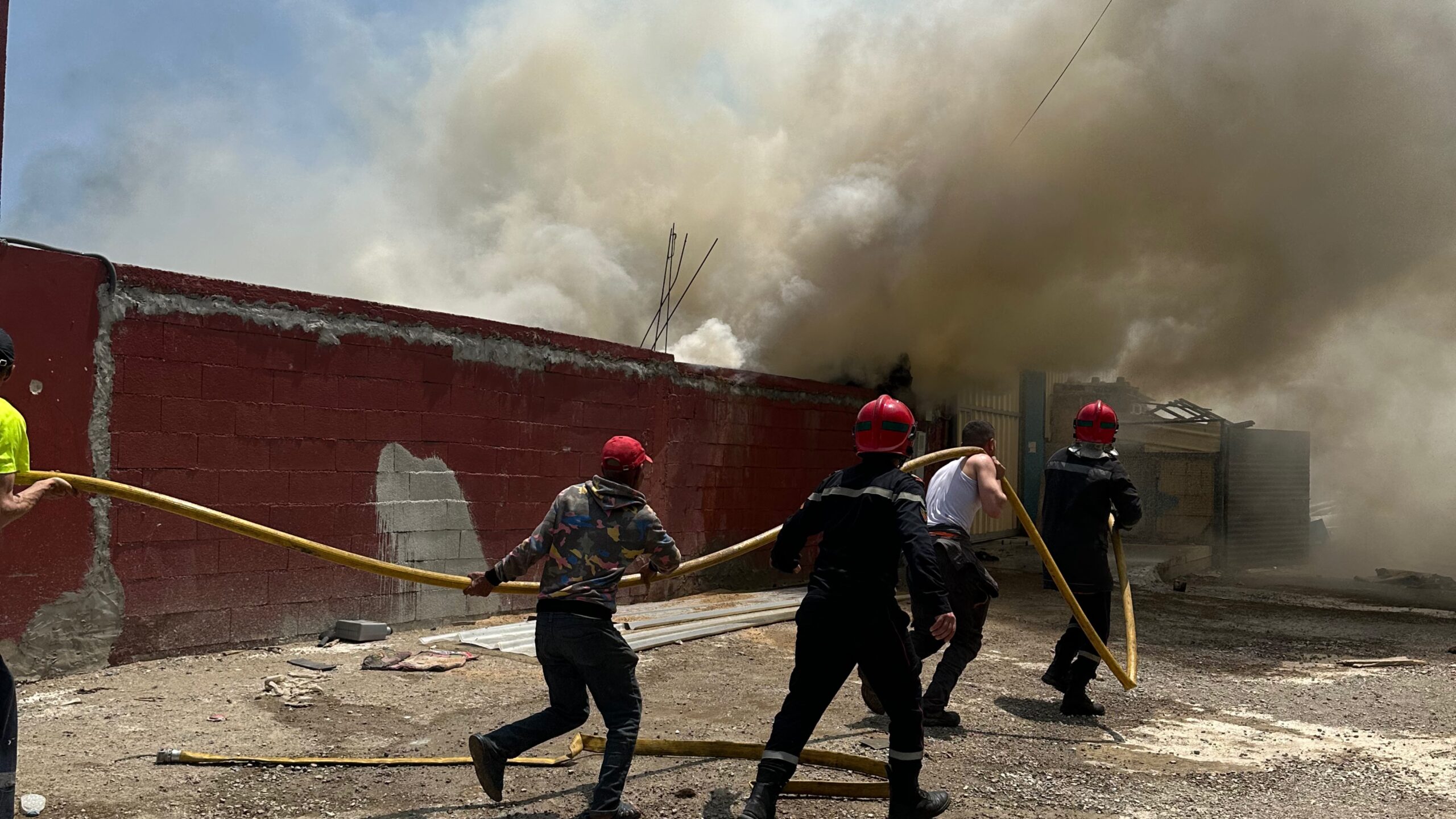 أشتعل حريق ضخم أشتعل حريق ضخم