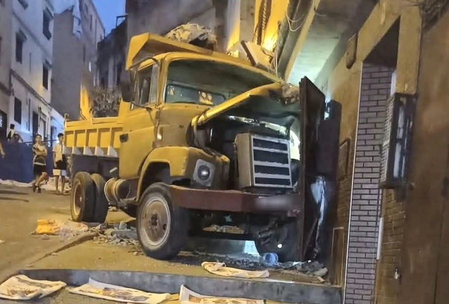 سائق شاحنة السيطرة مقودها