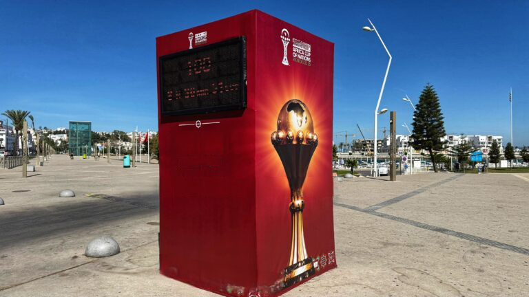 مجسم ضخم مزود بشاشة مجسم ضخم مزود بشاشة