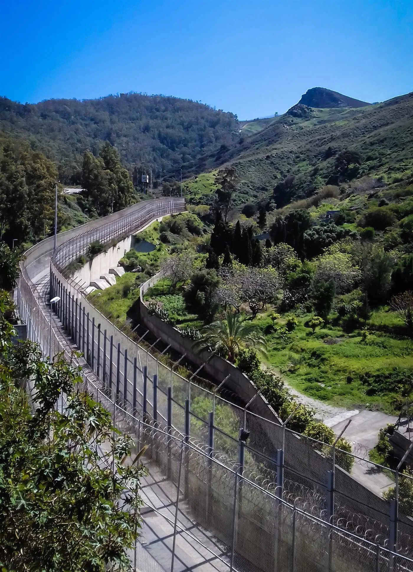 السياج الحدودي لمدينة سبتة المحتلة على المعبر البري مع المغرب